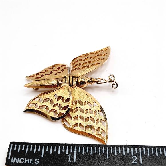 Vintage Gold Butterfly Brooch, Articulated Wings, Filigree Mid-Century Jewelry - Picture 8 of 10